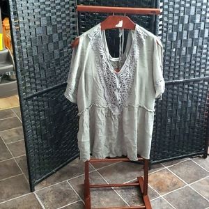 NWT MAURICES SHORT SLEEVED V NECK BLOUSE WITH TIE BACK NECKLINE SIZE 2